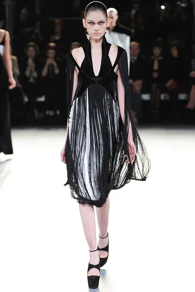 Look 16